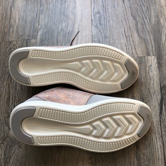 New Balance Rose Gold Sneakers Sz. 9.5 - Picture 6 of 6